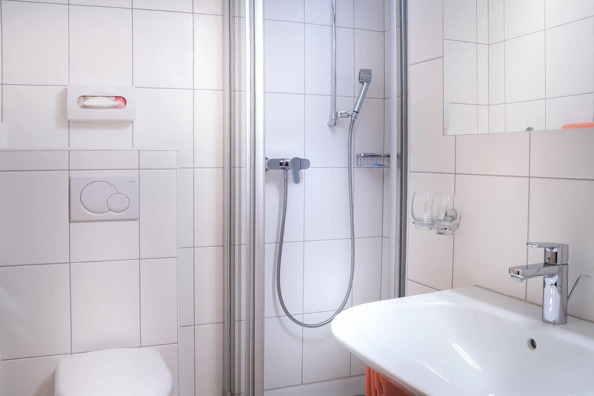 Seehotel Boutique Jaegerhof-Hubertus Faulensee Exteriör bild